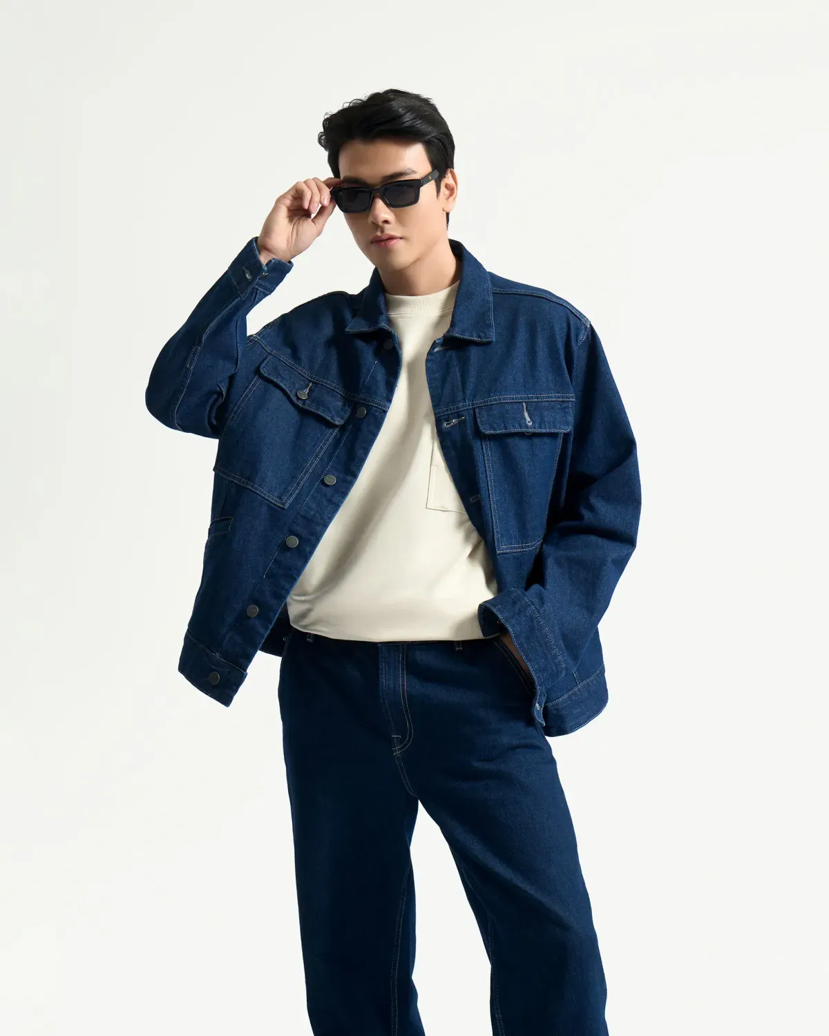 Mẫu áo khoác denim nam túi xéo kiểu form loose