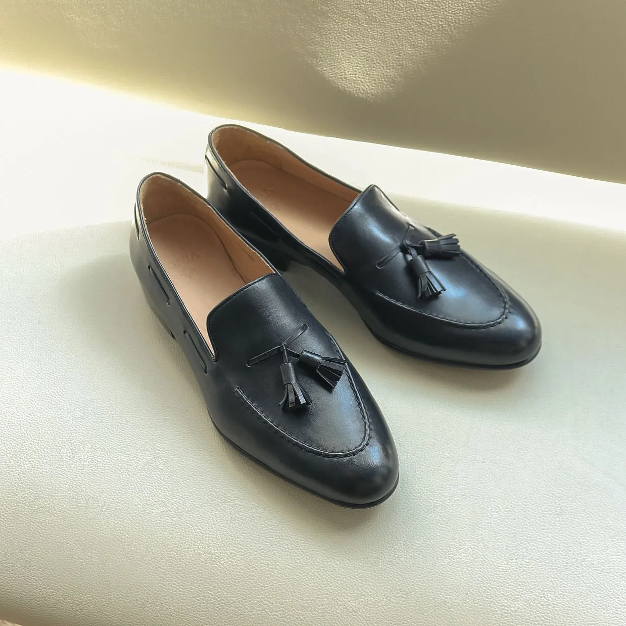 Tassel Loafer với chi tiết tua rua hoặc nơ độc đáo.