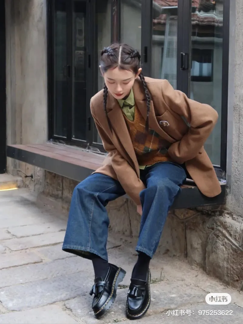 Tassel Loafer phối cùng quần jean và áo blazer tạo vẻ trẻ trung.