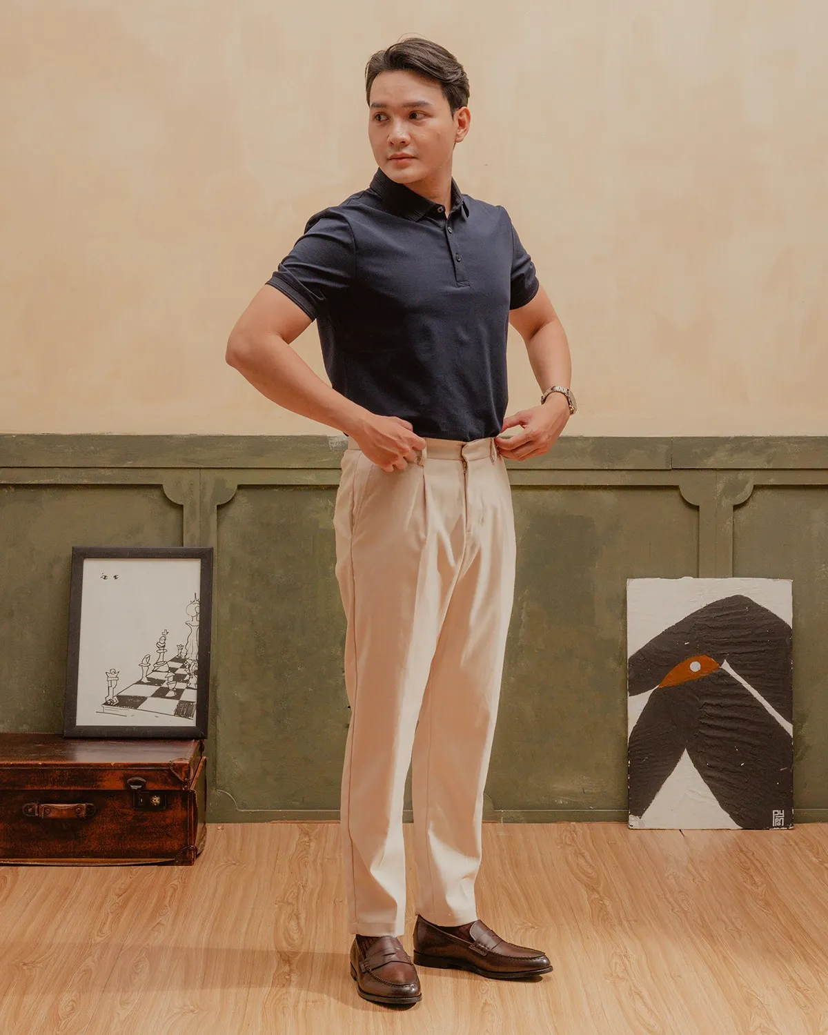 Áo polo màu đậm kết hợp giày loafer đơn giản, tạo phong cách hiện đại.