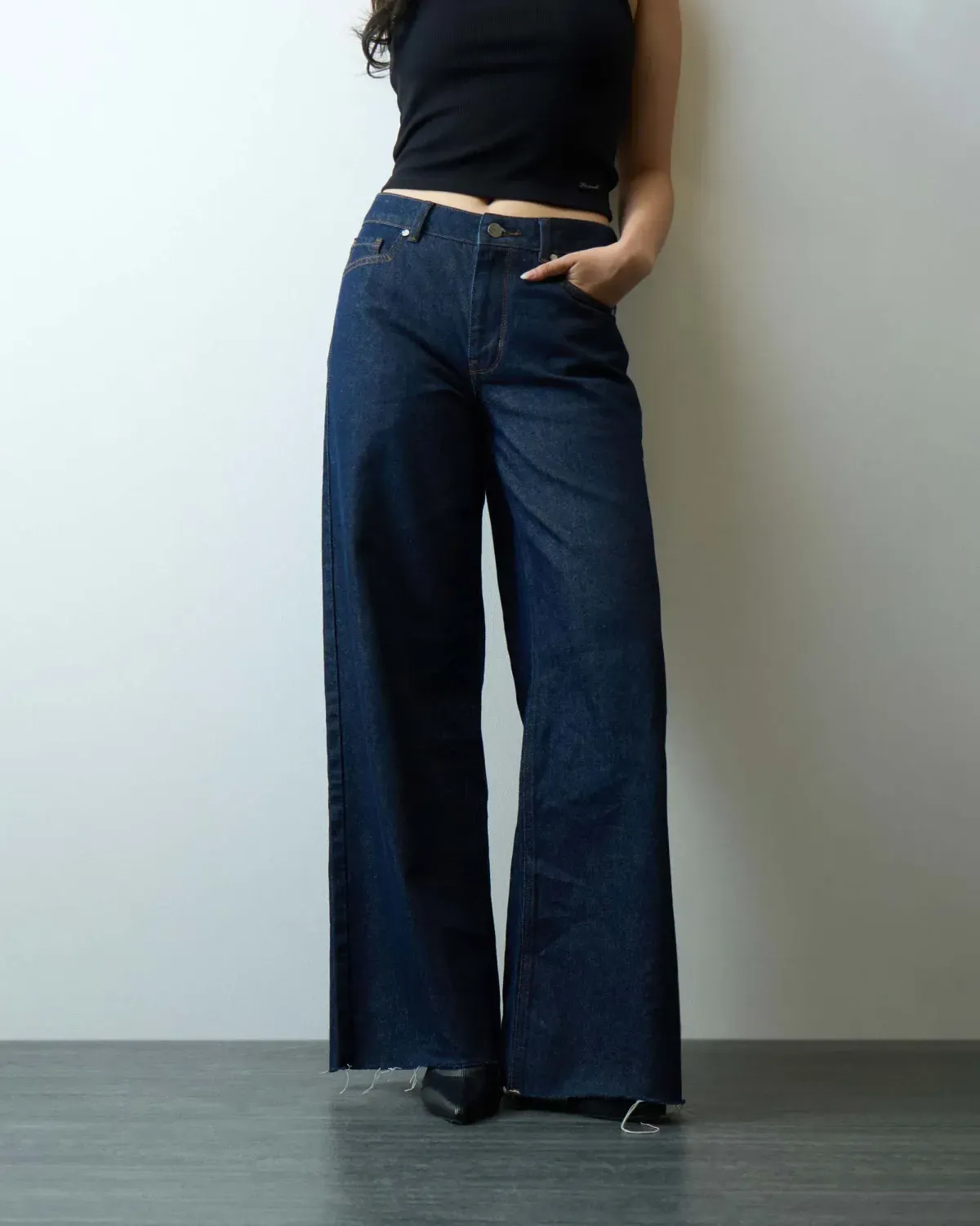 Quần ống rộng tạo cảm giác cân đối và thoải mái