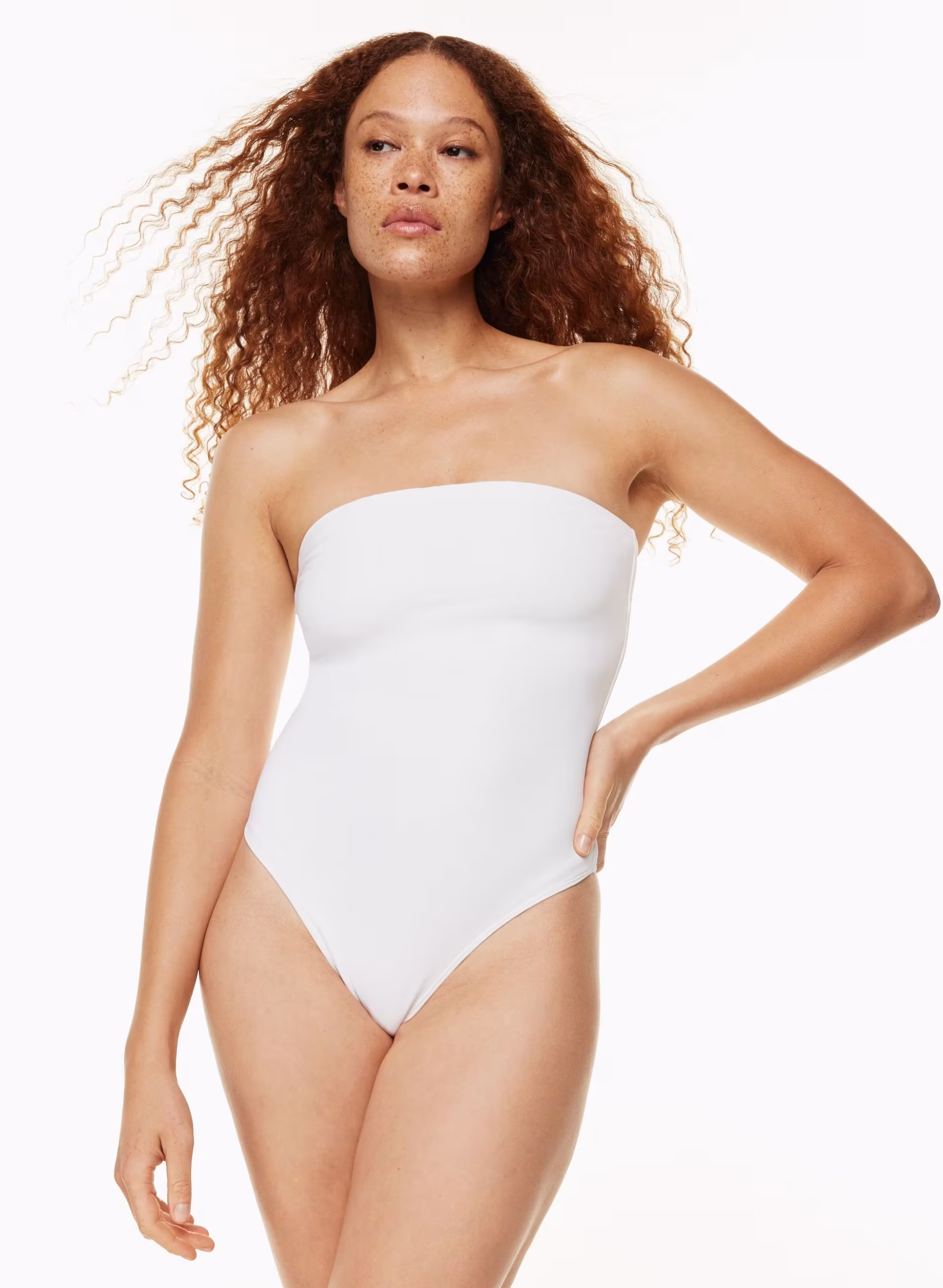 Một số loại áo ống sẽ có thiết kế bodysuit giúp cố định áo chắc chắn