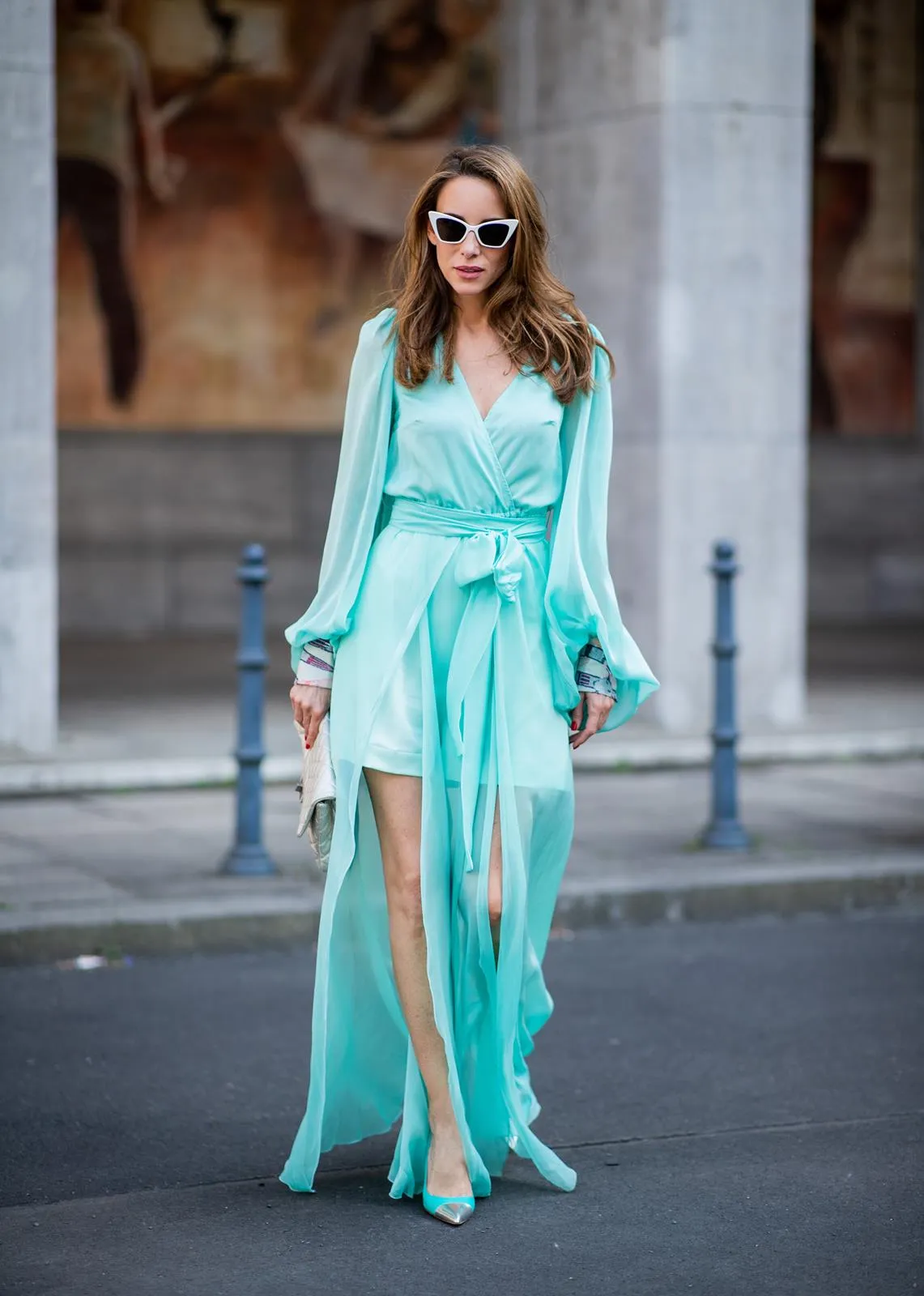 Trang phục màu xanh ngọc mang lại nét đẹp thanh lịch, dịu dàng.