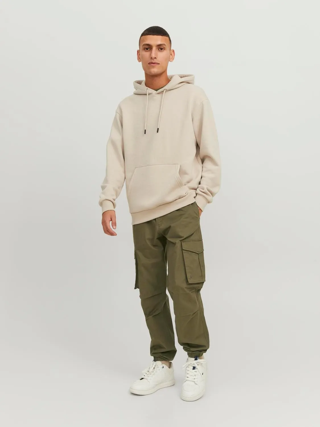 Phối áo hoodie và quần cargo pants theo phong cách streetwear