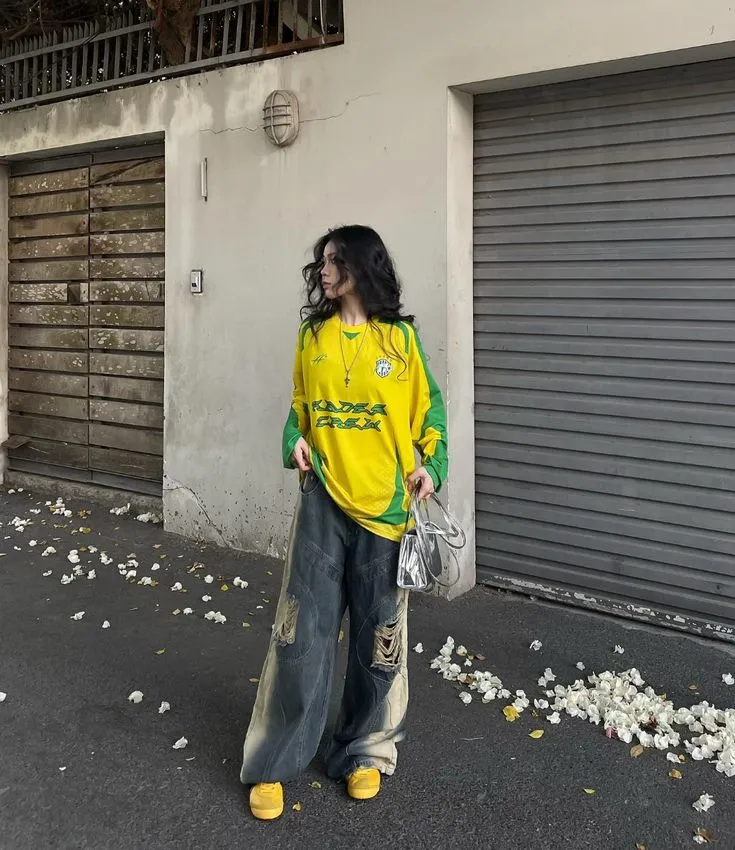 Phối áo thun họa tiết vintage mang đậm phong cách bụi bặm