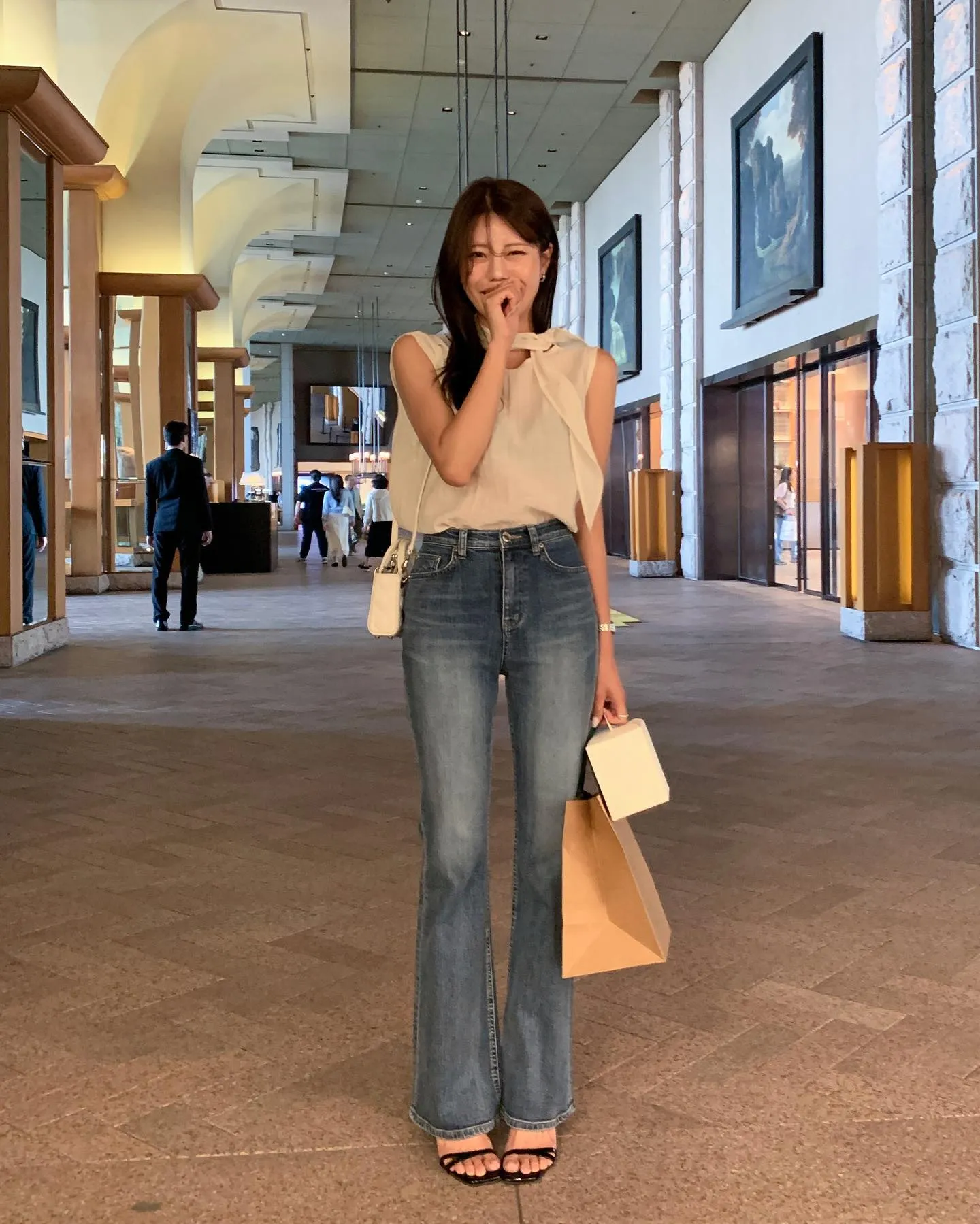 Phối áo blouse sát nách cùng quần jean ống loe xinh xắn