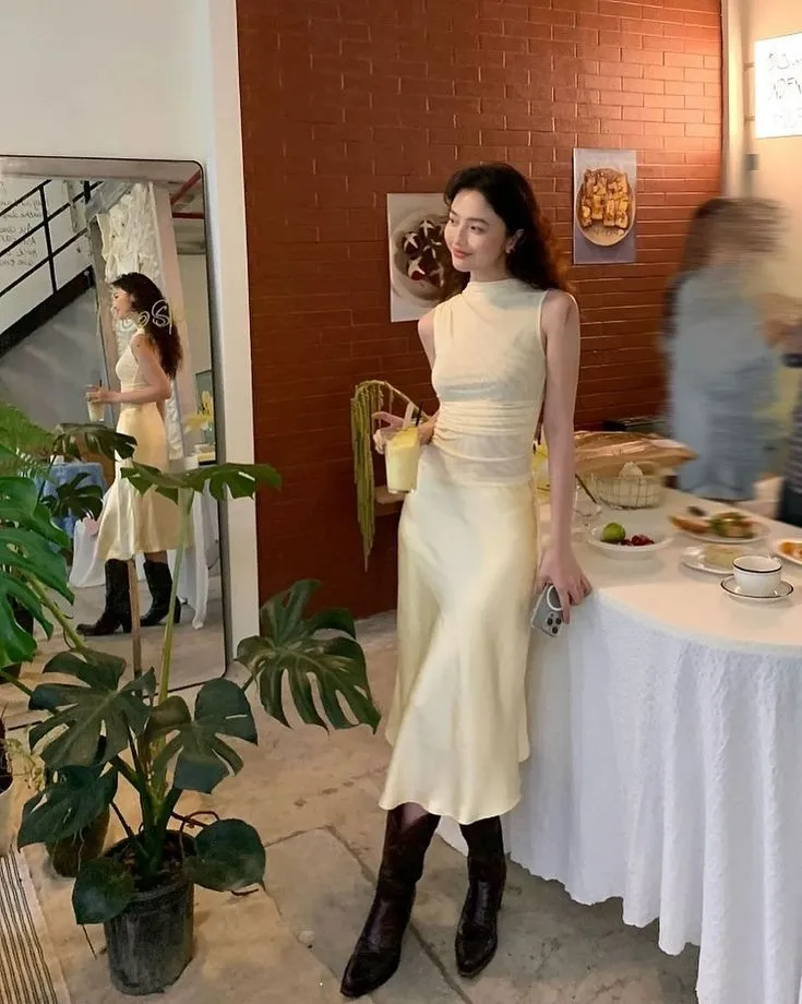 Outfit đi hẹn hò ngọt ngào cho nàng với áo sát nách và chân váy lụa dài