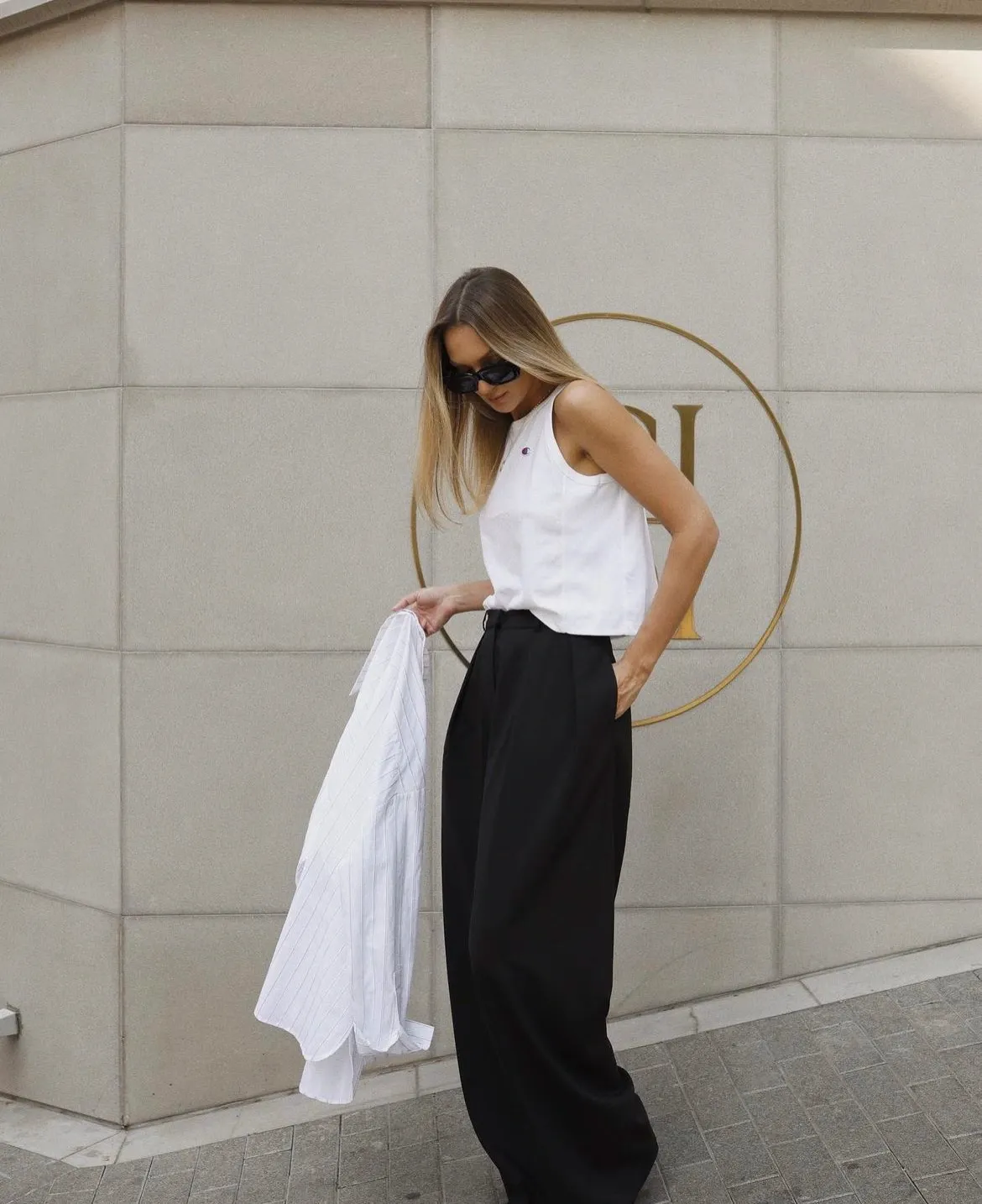 Outfit phối đồ với áo sát nách nữ và quần tây đơn giản nhưng thu hút