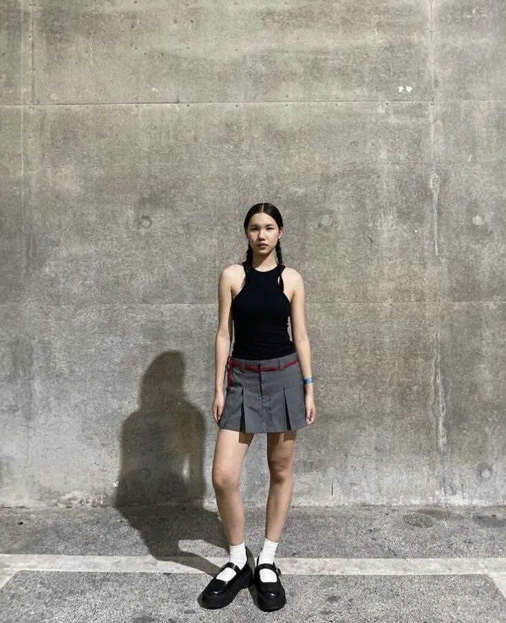 chân váy xếp ly với áo sát nách