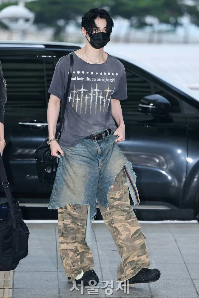 Phối đồ bụi bặm với áo phông họa tiết và quần jeans