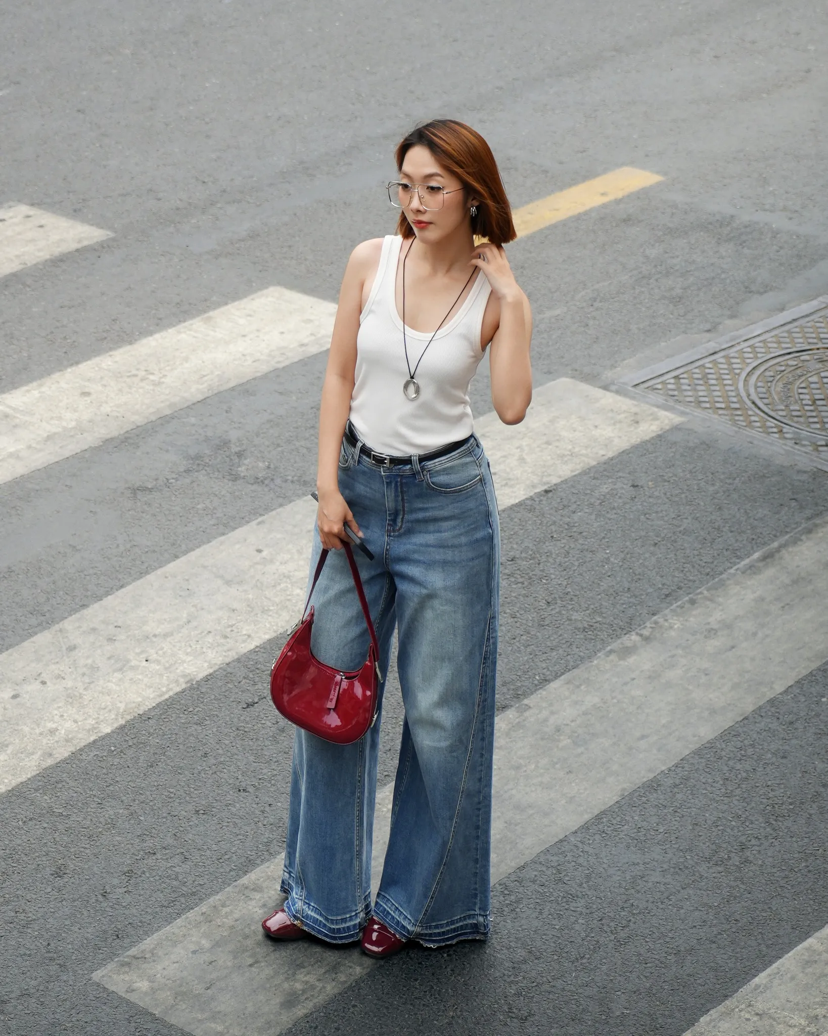 phoi-do-voi-ao-hai-day-jpg-5uwj Phối áo tank top hai dây với quần jeans ống rộng