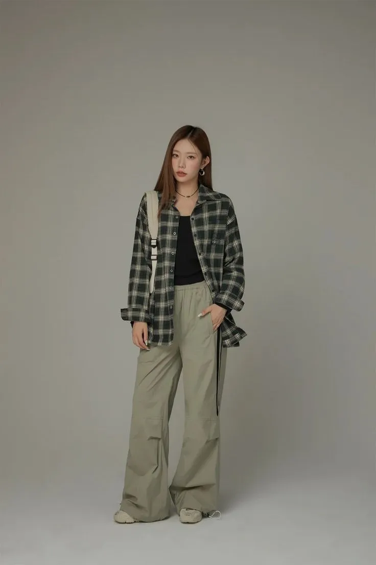 Phối đồ với quần ống rộng và áo sơ mi khoác ngoài