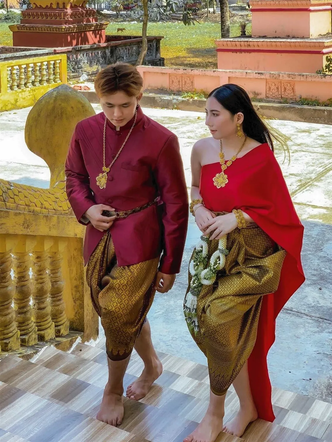 Sắc vàng và đỏ là những gam màu thường thấy trong trang phục dân tộc Khmer