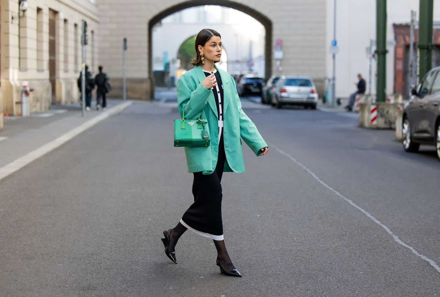 Sắc xanh ngọc và đen kết hợp hài hòa, tạo điểm nhấn.