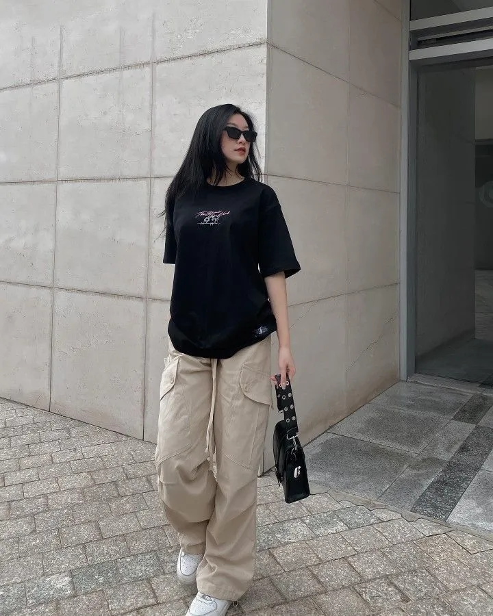 Trẻ trung, thoải mái theo phong cách Gen Z cùng outfit áo thun và quần cargo pants