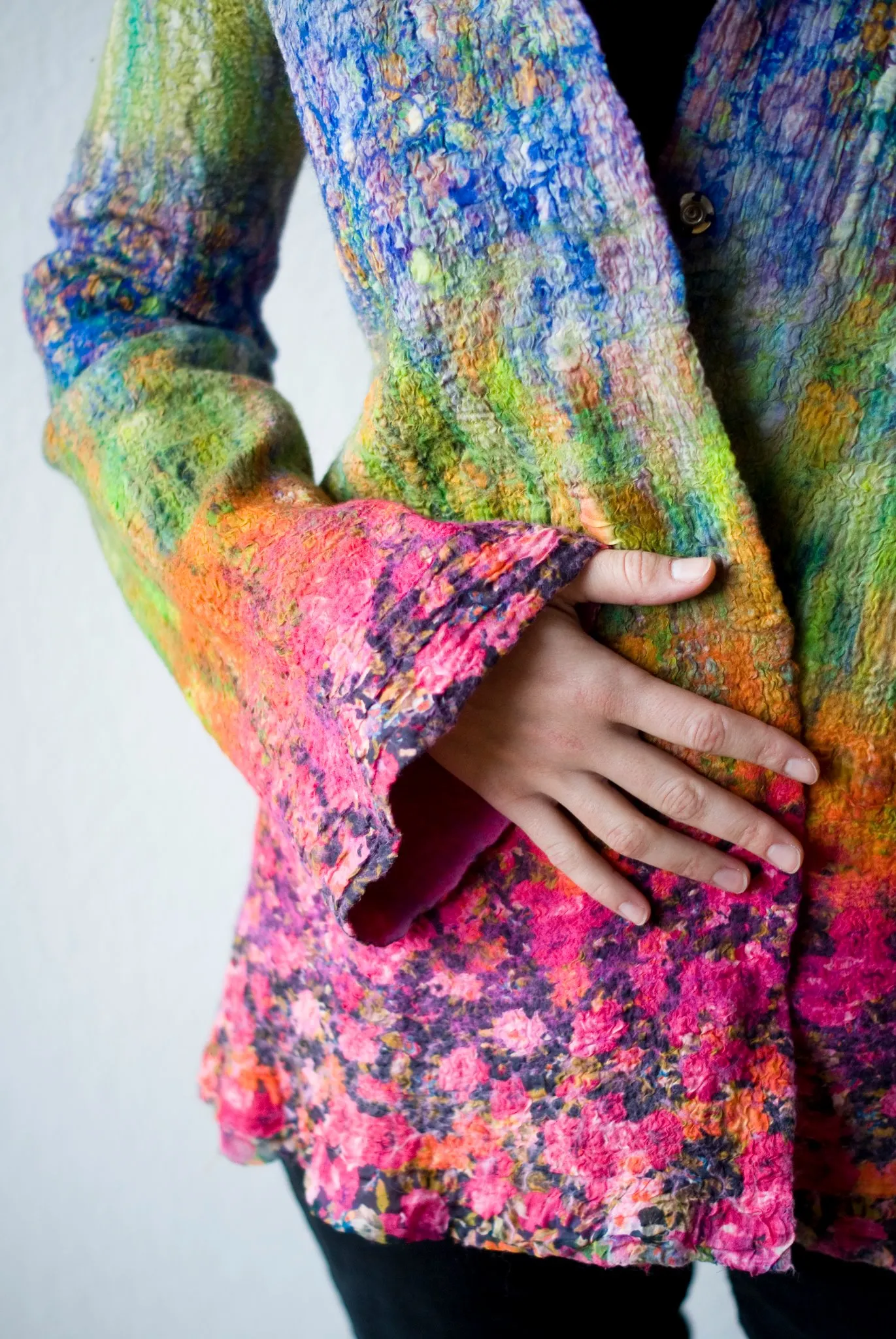 Vải felt thường được dùng để làm áo khoác, mũ, túi xách và phụ kiện thời trang