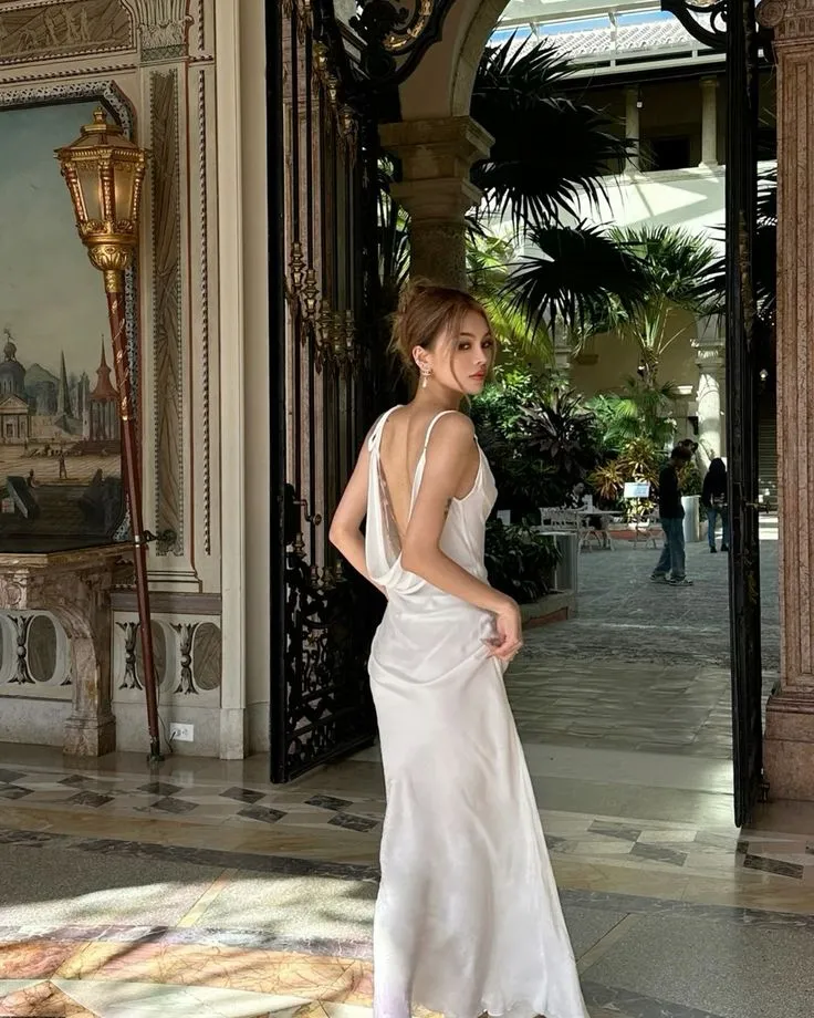 Tư thế xoay lưng về phía camera khoe trọn tấm lưng quyến rũ