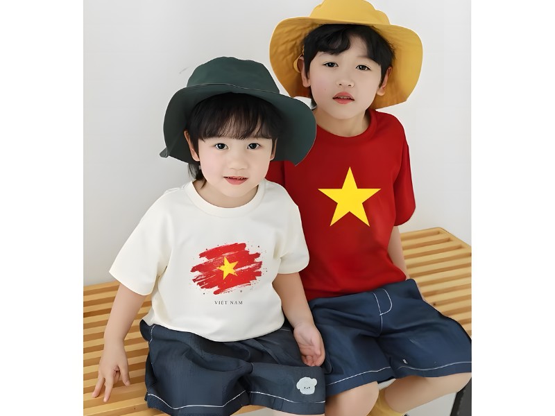 bé mặc áo cờ đỏ sao vàng